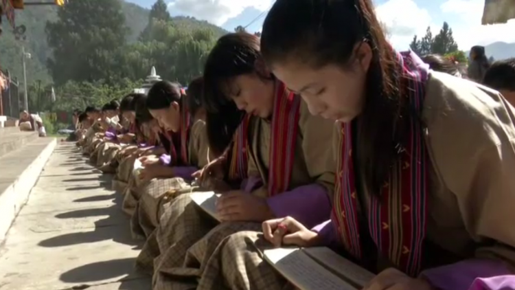 นักเรียนภูฏาน ร่วมสวดบำเพ็ญพระราชกุศล