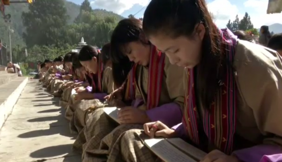 นักเรียนภูฏาน ร่วมสวดบำเพ็ญพระราชกุศล