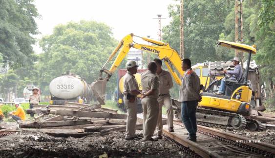 รฟท.เร่งสร้างถนนตัดผ่านทางรถไฟสายแม่น้ำแก้ปัญหาจราจร คาดพร้อมใช้งาน ต.ค.นี้ 