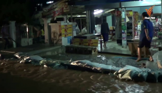 ด่วน! น้ำทะลักท่วมเทศบาลเมืองสุโขทัย ผู้ว่าฯ ระดมกำลังช่วยผู้ประสบภัยตลอดคืน 