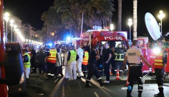 โชเฟอร์คลั่งซิ่งรถบรรทุกพุ่งชนคนฉลองวันชาติฝรั่งเศส ตายกว่า 70 คน จนมุมตร.ยิงดับ