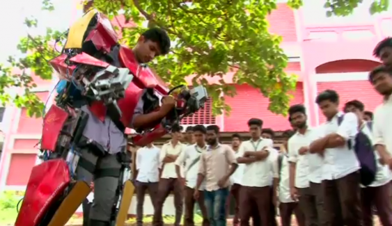 นักศึกษาวิศวะอินเดียประดิษฐ์ชุดหุ่นยนต์ต้นทุนต่ำ-ใช้งานได้จริง