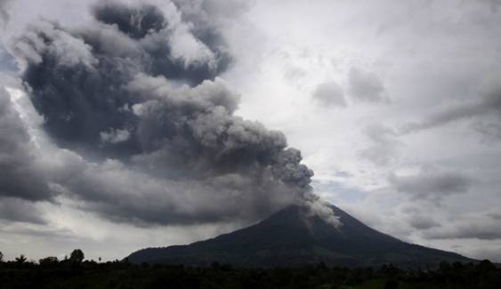 ทางการอินโดนีเซียประกาศอพยพประชาชน หลังภูเขาไฟเริ่มปะทุ
