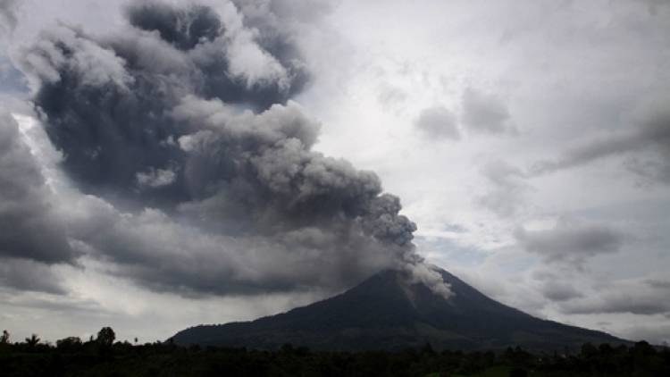 ทางการอินโดนีเซียประกาศอพยพประชาชน หลังภูเขาไฟเริ่มปะทุ