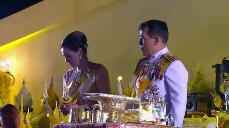 ในหลวง-พระราชินี ทรงจุดเทียนมหามงคลร่วมกับพสกนิกรชาวไทย เนื่องในวันพ่อแห่งชาติ
