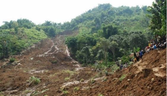 อินโดนีเซียฝนตกหนัก-ดินถล่ม พบผู้เสียชีวิตเพิ่ม 10 คน 