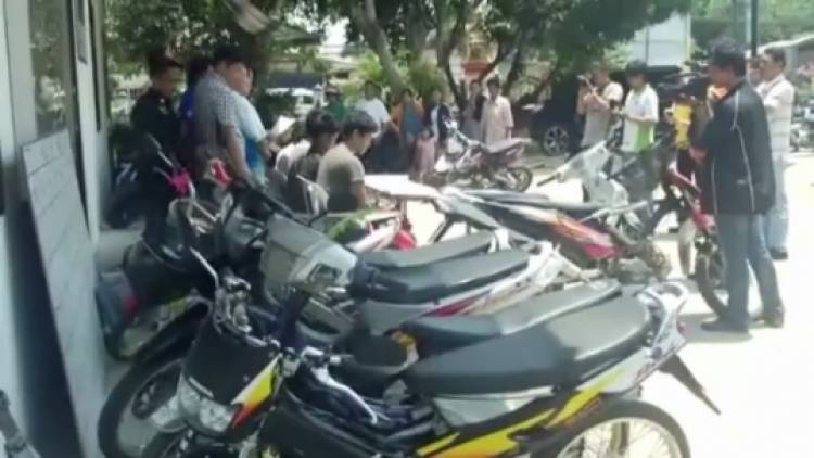 ตำรวจชลบุรีจับผู้ต้องหาปลอมป้ายทะเบียนรถจักรยานยนต์