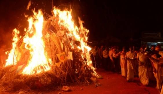 อินเดียฉลองเทศกาลโฮลี เชื่อเป็นการทำลายอสูรร้าย