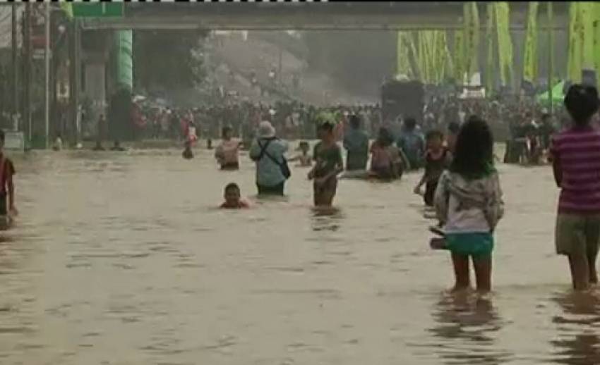 น้ำท่วมเมืองหลวงของอินโดนีเซียเป็นเหตุให้มีผู้เสียชีวิต 2คน