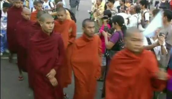 พระสงฆ์และนักเคลื่อนไหวในพม่า เดินสันติภาพ เรียกร้องยุติความรุนแรงในรัฐคะฉิ่น