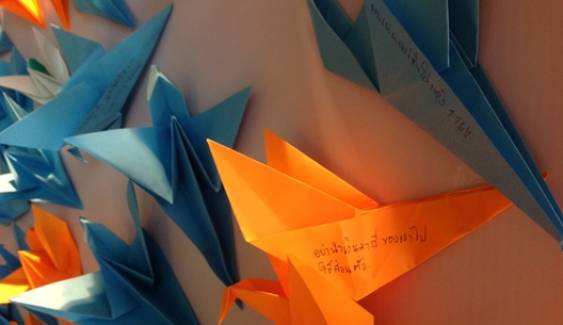 ไทยพีบีเอสให้ประชาชนแสดงความคิดเห็นการต่อต้านคอรัปชั่นผ่าน “นกกระดาษ”