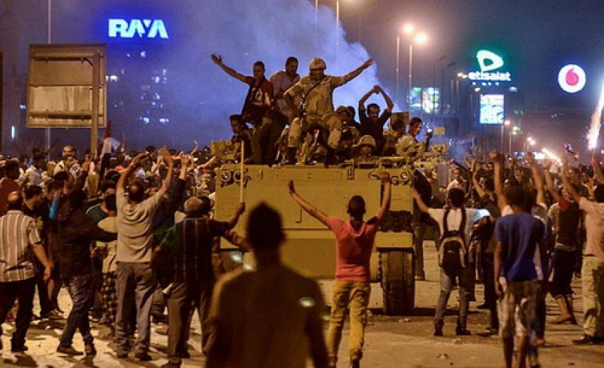ผู้สนับสนุน-ต่อต้านอดีตประธานาธิบดีอียิปต์ ยังคงปักหลักชุมนุมในไคโร