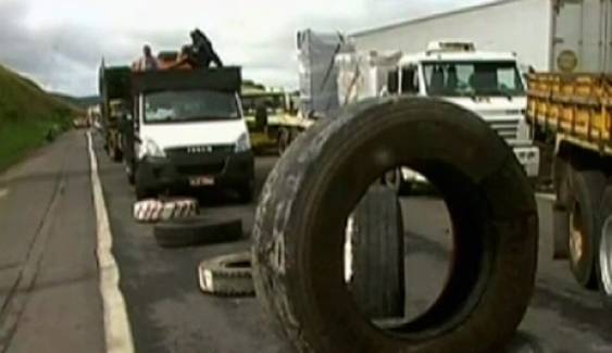 บราซิลวุ่น ผู้ชุมนุมจอดรถบรรทุกขวางถนนประท้วงรัฐบาล