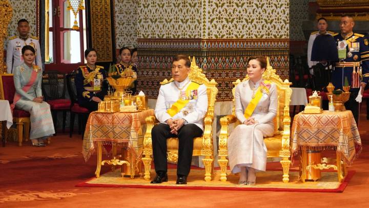 “ในหลวง-พระราชินี” เสด็จฯ พระราชพิธีฉัตรมงคล พ.ศ.2568