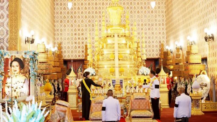 ในหลวง-พระราชินี ทรงบำเพ็ญพระราชกุศลสัตตมวาร ถวายพระบรมศพ "สมเด็จพระบรมราชชนนีพันปีหลวง"