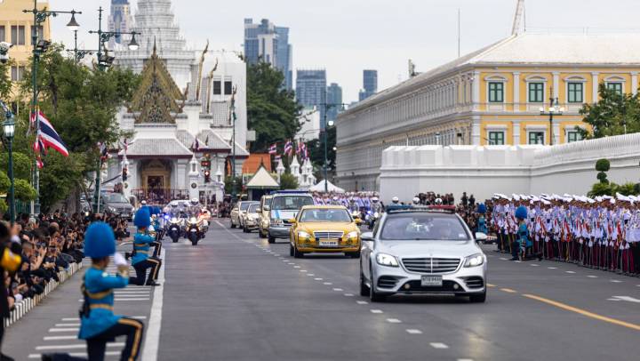 ในหลวง-พระราชินี เสด็จฯ เชิญพระบรมศพ "สมเด็จพระบรมราชชนนีพันปีหลวง" ไปยังพระบรมมหาราชวัง