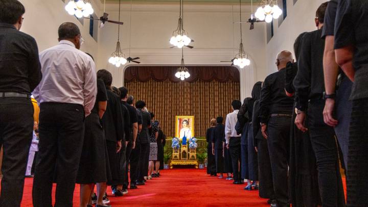 ปชช.เข้าถวายน้ำสรงพระบรมศพ "สมเด็จพระบรมราชชนนีพันปีหลวง" หน้าพระฉายาลักษณ์
