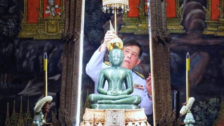 ในหลวง-พระราชินี เสด็จฯ ทรงเปลี่ยนเครื่องทรงฤดูฝน ถวายพระแก้วมรกต