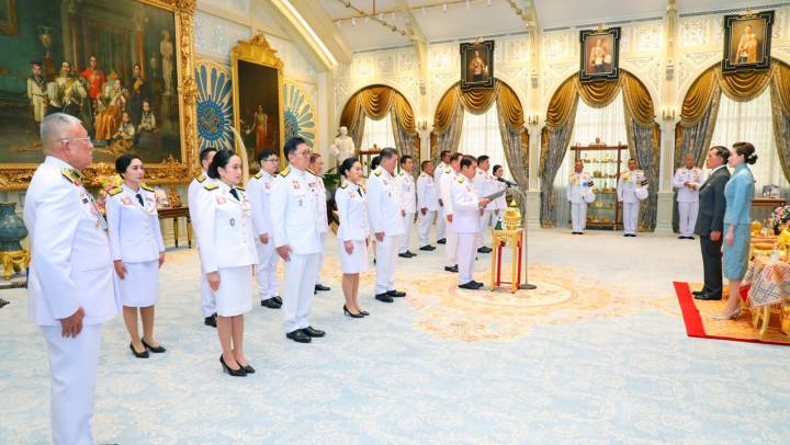 "ในหลวง-พระราชินี" พระราชทานพระบรมราชวโรกาสให้ ครม.ใหม่เฝ้าฯ ถวายสัตย์