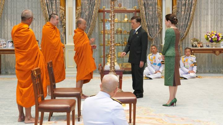 “ในหลวง-พระราชินี” พระราชทานพระบรมราชวโรกาสให้ “พระพรหมวชิรากร” เฝ้า ถวายเสาเทียนชัยมงคล