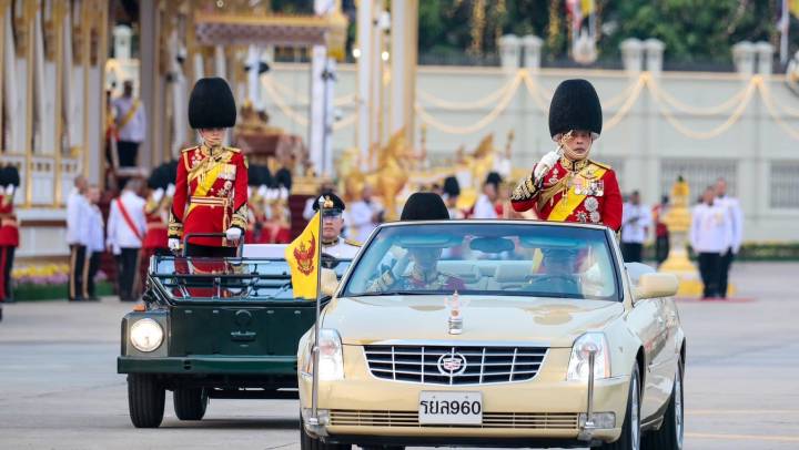 ประมวลภาพในหลวง เสด็จฯ พิธีสวนสนามและถวายสัตย์ปฏิญาณ  