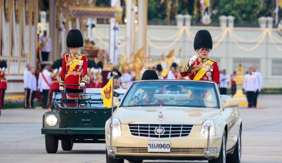 ประมวลภาพในหลวง เสด็จฯ พิธีสวนสนามและถวายสัตย์ปฏิญาณ  