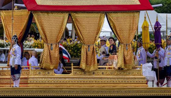 ในหลวง-พระราชินี เสด็จฯ ถวายผ้าพระกฐินวัดอรุณ โดยขบวนพยุหยาตราทางชลมารค