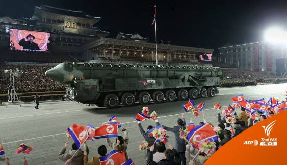 ครบรอบ 75 ปีกองทัพ เกาหลีเหนือจัดแสดงขีปนาวุธข้ามทวีปครั้งใหญ่ที่สุด