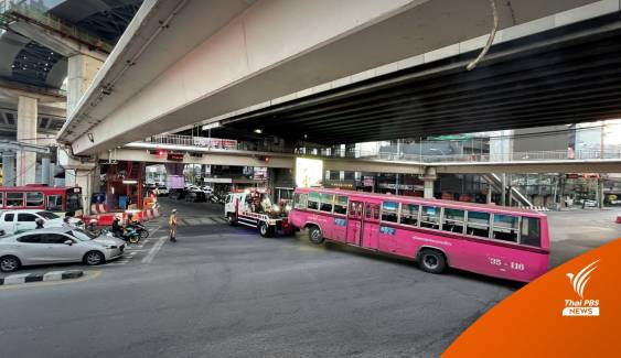 รถเมล์สาย 8 ชนกระบะ ก่อนพุ่งชน จนท.ซ่อมบำรุงทาง เจ็บ 16 คน