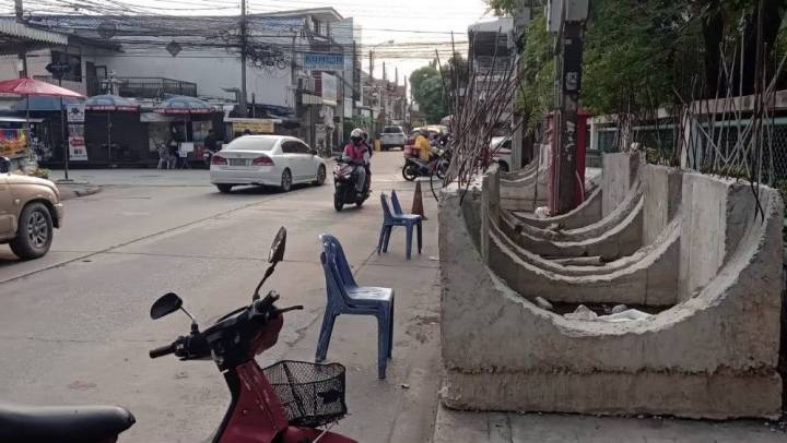 "ชุมชนบางบัว" ร้อง ท่อระบายน้ำค้างเติ่งข้ามปี เขตฯ แจงติดสาธารณูปโภคใต้ดิน