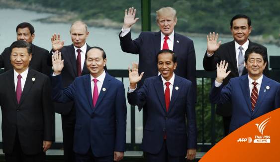 AFP เปิดภาพอีกมุมเวทีเอเปค นายกฯ "โบกมือขวา" ร่วมกับผู้นำโลก