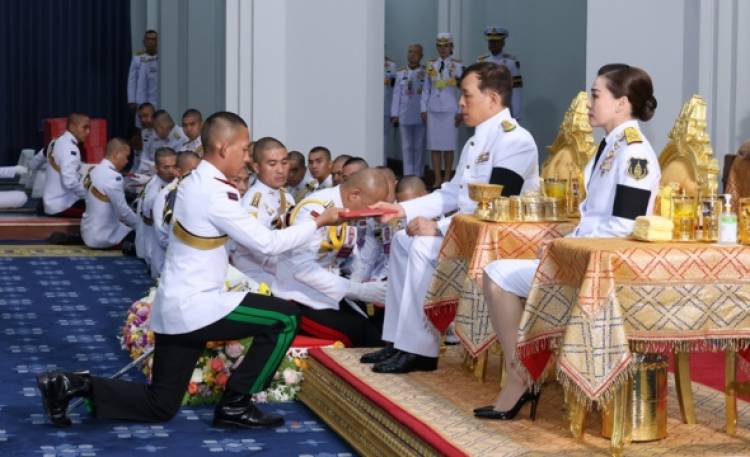 “ในหลวง-พระราชินี” พระราชทานกระบี่และปริญญาบัตร แก่ผู้สำเร็จการศึกษาจากสถาบันการศึกษาทางทหาร