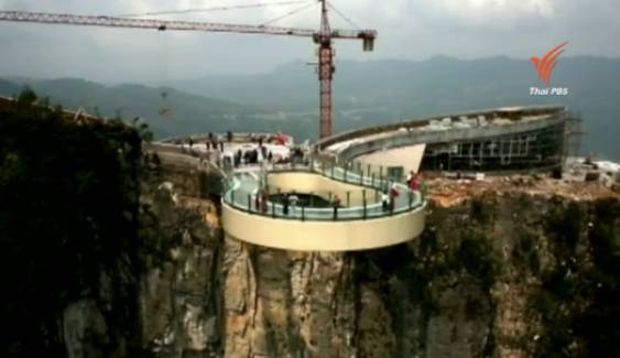 จีนเตรียมเปิดทางเดินกระจกลอยฟ้าริมหน้าผายาวที่สุดในโลก