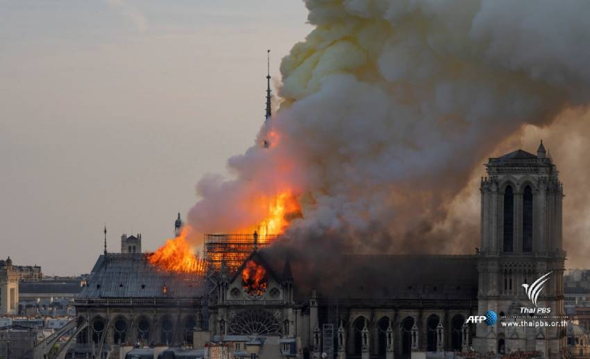 ไฟไหม้มหาวิหารนอเทรอดาม กลางกรุงปารีส