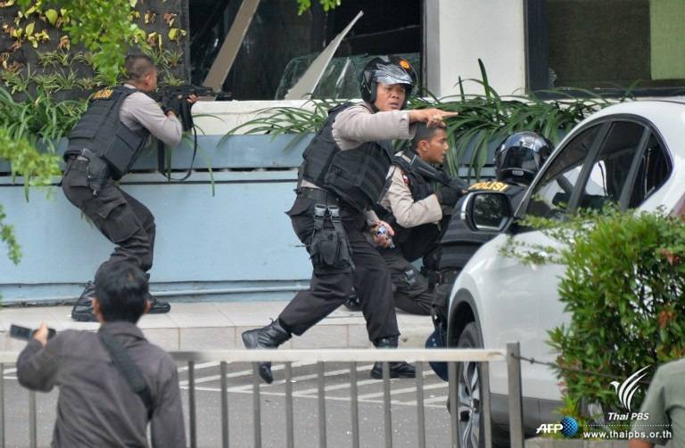 ตำรวจอินโดนีเซียตรึงกำลังพร้อมกับเล็งอาวุธไปที่กลุ่มผู้ต้องสงสัยบริเวณหน้าร้านกาแฟสตาร์บัคส์