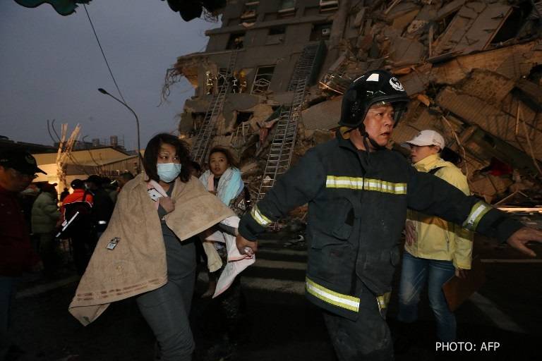 กว่า 7 ชั่วโมงหลังเกิดเหตุแผ่นดินไหว มีรายงานว่าหน่วยกู้ภัยช่วยผู้รอดชีวิตออกมาจากซากตึกได้ราว 220 คน