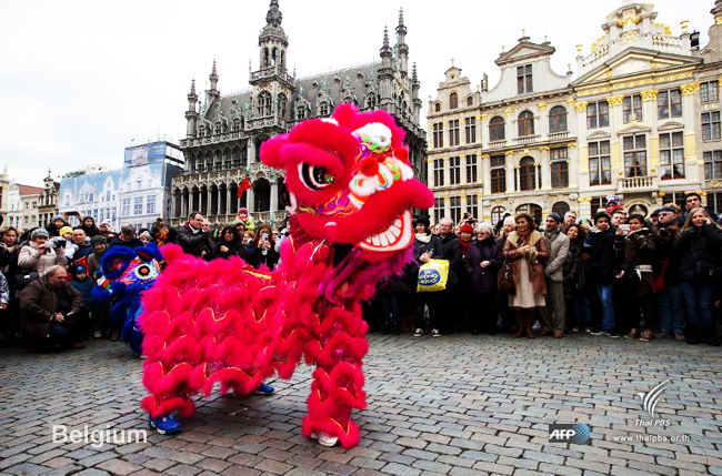 ประชาชนออกมาชมการแสดงการเฉลิมฉลองเทศกาลตรุษจีนในปีวอกที่กรุงบรัสเซลส์ เบลเยียม