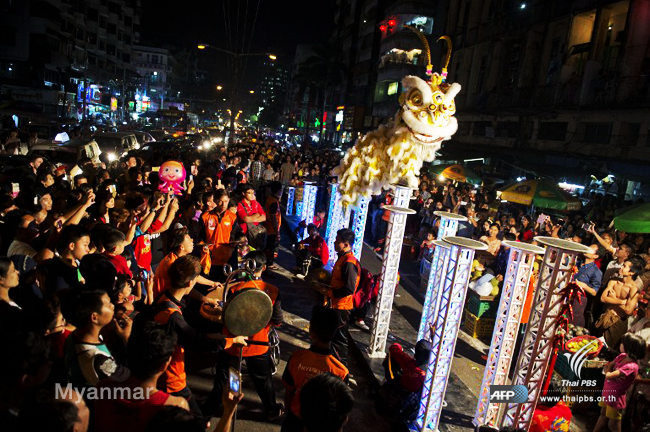 ชาวเมียนมาจำนวนมากชมการแสดงเชิดสิงโตในงานเทศกาลตรุษจีน