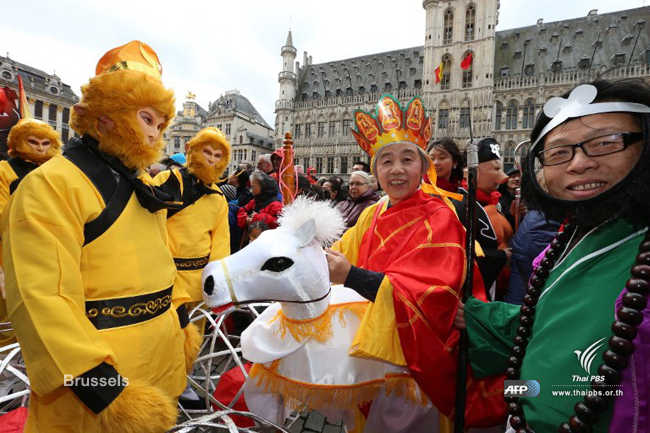 ประชาชนต่างให้ความสนใจการเดินพาเหรดเฉลิมฉลองเทศกาลตรุษจีนในกรุงบรัสเซลส์ 