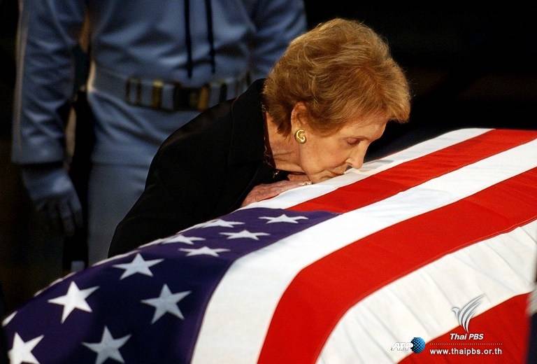 นางแนนซี เรแกน ก้มลงจุมพิตหีบศพที่คลุมด้วยธงชาติสหรัฐฯ ของอดีตประธานาธิบดีโรนัลด์ เรแกน ผู้เป็นสามี (11 มิ.ย.2547)
