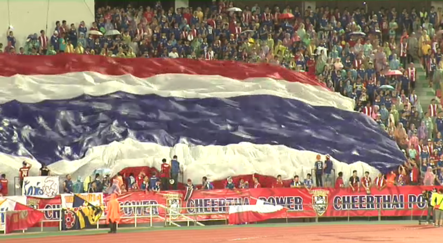 แฟนบอลนำธงชาติไทยผืนใหญ่มาร่วมเชียร์นักเตะ