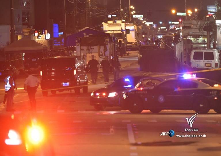 รถตำรวจและกู้ภัยจอดอยู่โดยรอบพัลส์ ไนท์คลับ ใจกลางเมืองออร์แลนโด รัฐฟลอริดา หลังผู้ก่อเหตุบุกกราดยิงและจับตัวประกันเมื่อเวลา 02.00 น. วันที่ 12 มิ.ย.2559 
