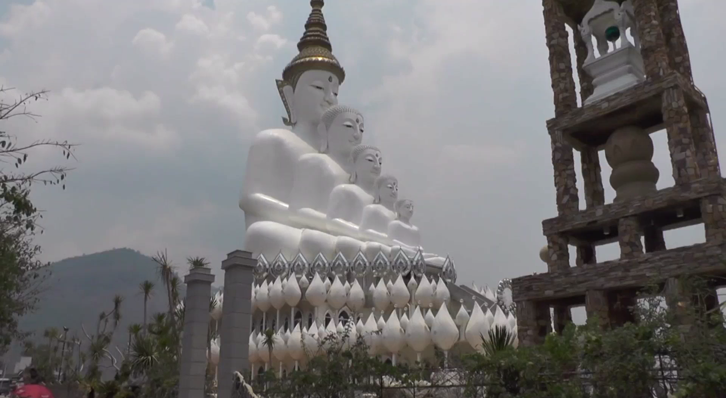 วัดพระธาตุผาซ่อนแก้ว นับว่าแหล่งปฏิบัติธรรมและแหล่งท่องเที่ยวทางศาสนาชื่อดังของ จ.เพชรบูรณ์