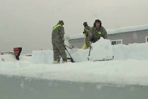 ทหารสหรัฐฯ ช่วยกำจัดหิมะในรัฐอลาสก้า