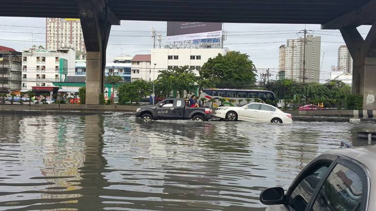ถนน ”กรุงเทพ” อ่วมหลายเส้นทาง หลังฝนตกนาน 6 ชั่วโมง กทม เร่งระบายน้ำ Thai Pbs News ข่าวไทย