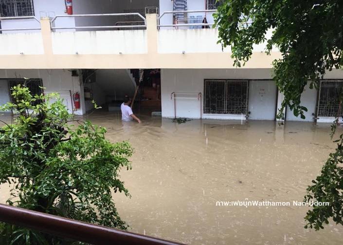 "สกลนคร" จมน้ำเกือบ 2  เมตร เหตุน้ำป่าภูพาน-ฝนตกหนัก