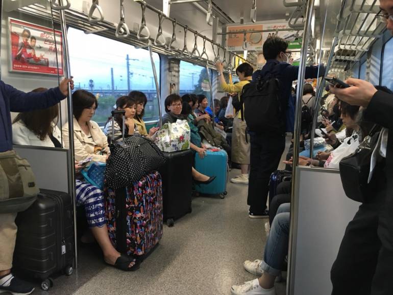 บรรยากาศภายในรถไฟฟ้าที่ญี่ปุ่น