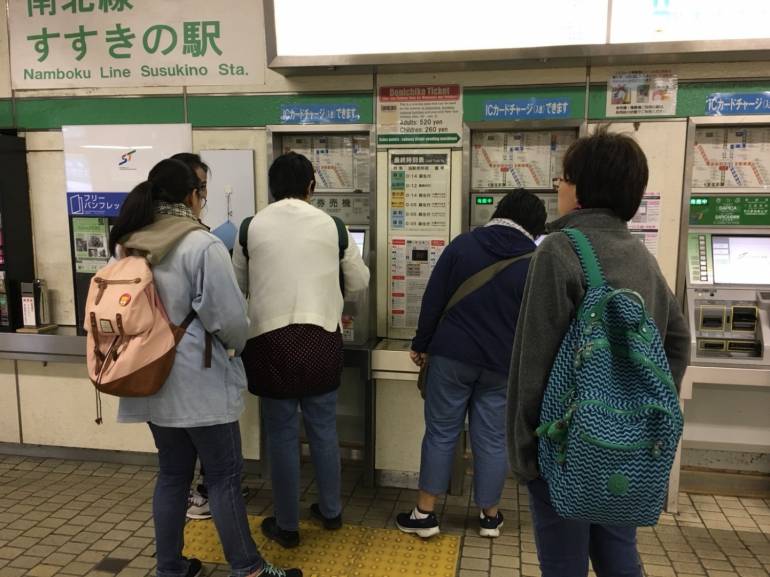บรรยากาศการซื้อตั๋วรถไฟที่ญี่ปุ่น