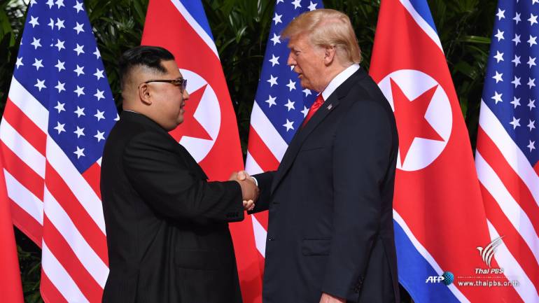 ประธานาธิบดีโดนัลด์ ทรัมป์ ผู้นำสหรัฐฯ และนายคิม จอง อึน ผู้นำสูงสุดของเกาหลีเหนือ  จับมือกันก่อนการประชุม ที่โรงแรมคาเพลลา 