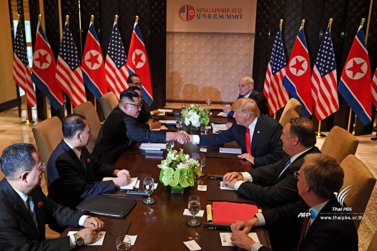 ประธานาธิบดีโดนัลด์ ทรัมป์ และคิม จองอึน บนโต๊ะเจรจา